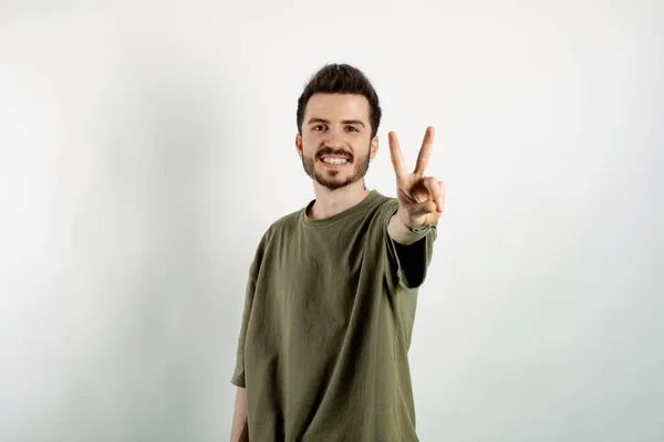 Homem Caucasiano Alegre Vestindo Roupas Casuais Posando Isolado Sobre Fundo — Fotografia de Stock