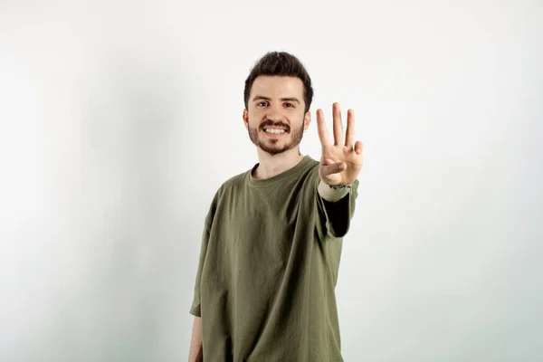 Homem Casual Feliz Vestindo Shirt Posando Isolado Sobre Fundo Branco — Fotografia de Stock