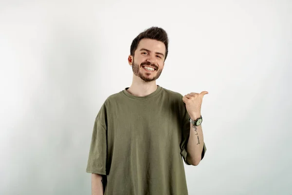 Szczęśliwy Młody Człowiek Zielonym Shircie Pozujący Białym Tle Uśmiechając Się — Zdjęcie stockowe