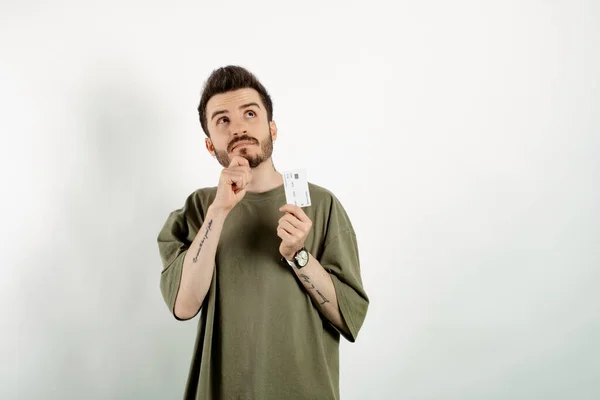 Jovem Vestindo Shirt Cáqui Posando Isolado Sobre Fundo Branco Segurando — Fotografia de Stock