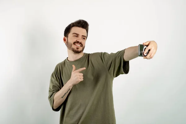 Jovem Vestindo Camiseta Cáqui Posando Isolado Sobre Fundo Branco Apontando — Fotografia de Stock