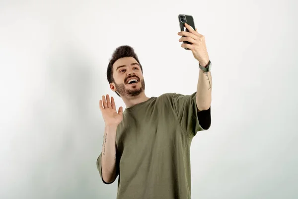 Retrato Hombre Alegre Con Camiseta Caqui Posando Aislado Sobre Fondo —  Fotos de Stock