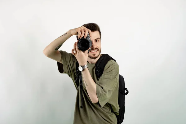 Alegre Hombre Caucásico Con Ropa Casual Posando Aislado Sobre Fondo — Foto de Stock