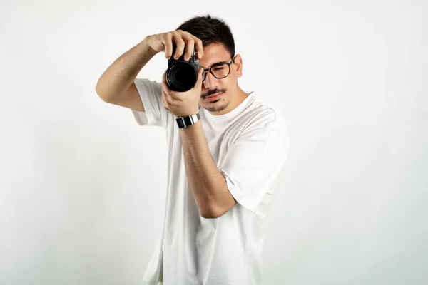 Przystojny Młodzieniec Luźnych Ciuchach Pozujący Białym Tle Robiący Zdjęcia Kamerą — Zdjęcie stockowe