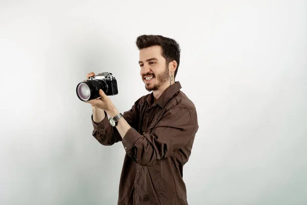 Красивый Молодой Человек Повседневной Одежде Позирует Белом Фоне Позируя Фотоаппаратом — стоковое фото