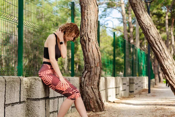 Νεαρή Κοκκινομάλλα Γυναίκα Που Φοράει Αθλητικά Ρούχα Στο Πάρκο Της — Φωτογραφία Αρχείου