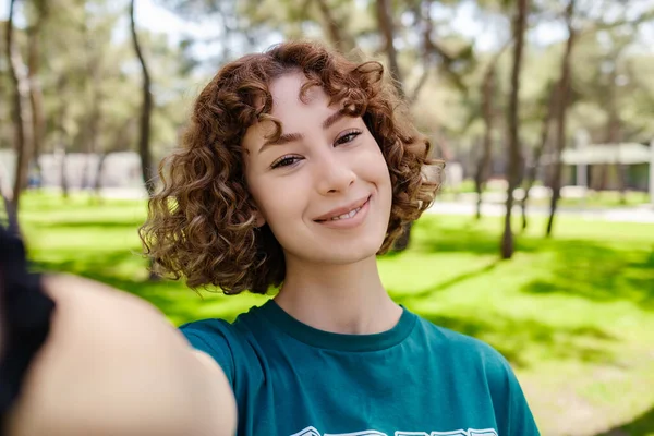 Mulher Ruiva Bonito Vestindo Camiseta Verde Parque Cidade Livre Fazendo — Fotografia de Stock