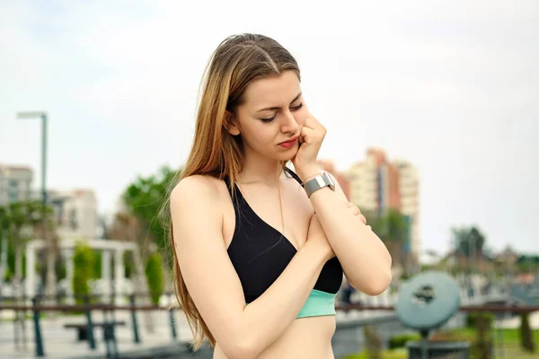 Mulher Bonita Morena Vestindo Sutiã Esportivo Parque Cidade Livre Tocando — Fotografia de Stock