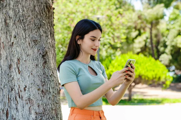 Carino Donna Millenaria Indossa Tee Piedi Sul Parco Della Città — Foto Stock