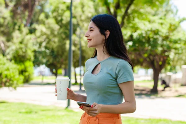 Bruna Donna Millenaria Che Indossa Tee Turchese Sul Parco Della — Foto Stock