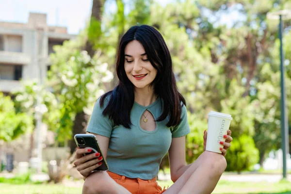 Felice Donna Bruna Indossa Tee Turchese Sul Parco Della Città — Foto Stock