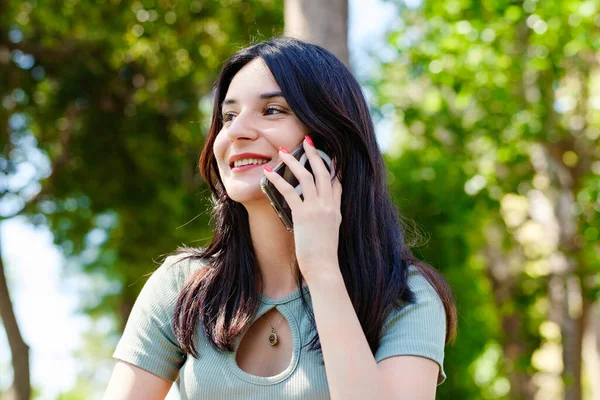 Felice Donna Bruna Indossa Tee Turchese Sul Parco Della Città — Foto Stock