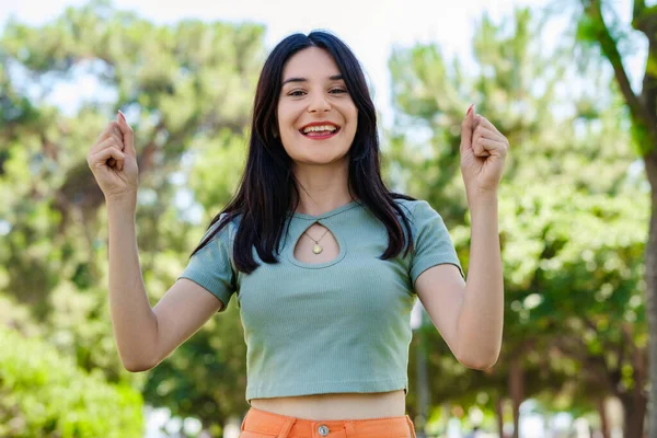 Donna Felice Indossa Tee Piedi Sul Parco Della Città All — Foto Stock