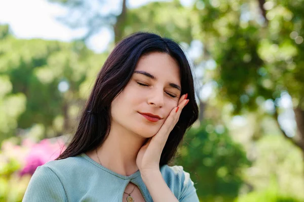 Mulher Branca Jovem Vestindo Parque Cidade Livre Tocando Boca Com — Fotografia de Stock