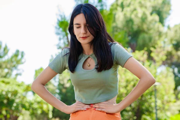 Brunette Millennial Woman Wearing Turquoise Tee City Park Outdoors Hand — Foto de Stock