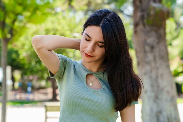 Hermosa Mujer Morena Vistiendo Camiseta Turquesa Pie Parque Ciudad Aire — Foto de Stock