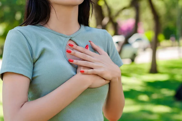 Giovane Donna Caucasica Indossa Tee Piedi Sul Parco Della Città — Foto Stock