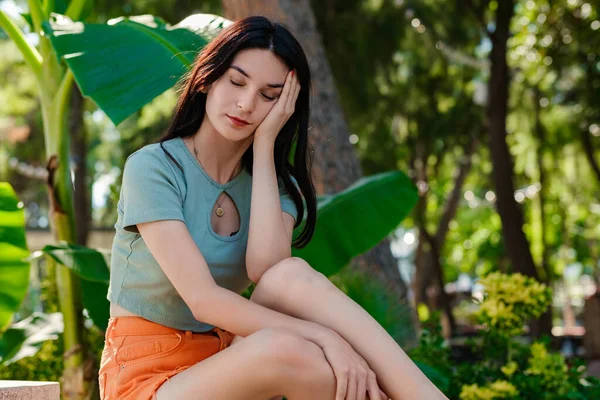 Young Brunette Woman Wearing Turquoise Tee Orange Short City Park — Foto Stock