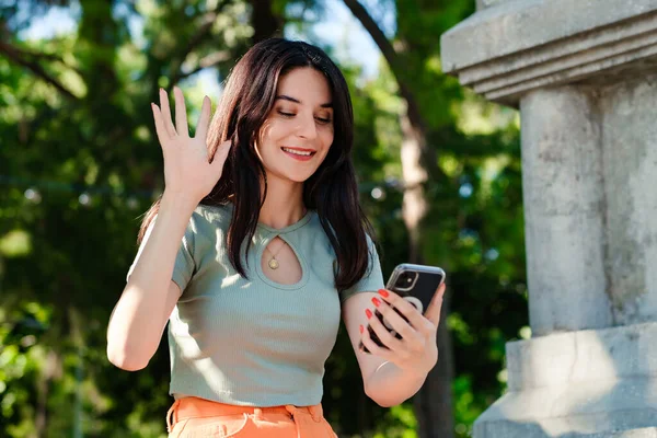 Giovane Donna Sorridente Fiducioso Indossa Tee Turchese Arancione Corto Sul — Foto Stock