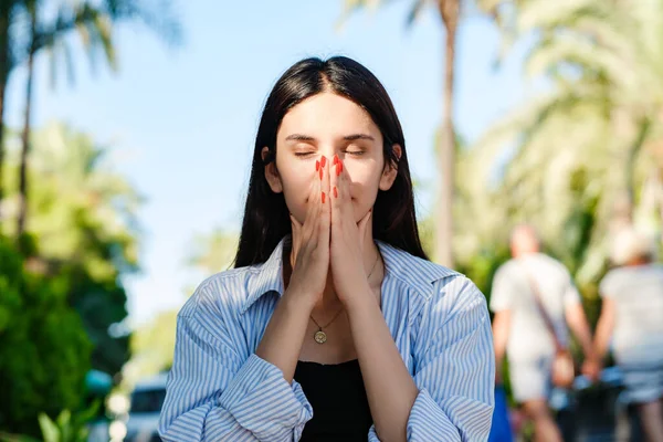 Portrait Cute Brunette Woman Wearing Striped Shirt Standing City Park — Fotografia de Stock