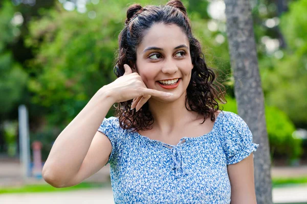 Young Woman Smiling Confident Wearing Summer Dress Standing City Park — Foto Stock