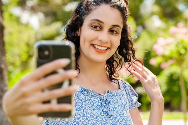 Giovane Donna Sorridente Fiducioso Indossa Abito Estivo Piedi Sul Parco — Foto Stock