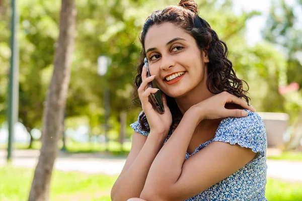 Giovane Ragazza Bruna Sorridente Felice Indossa Abito Estivo Sul Parco — Foto Stock