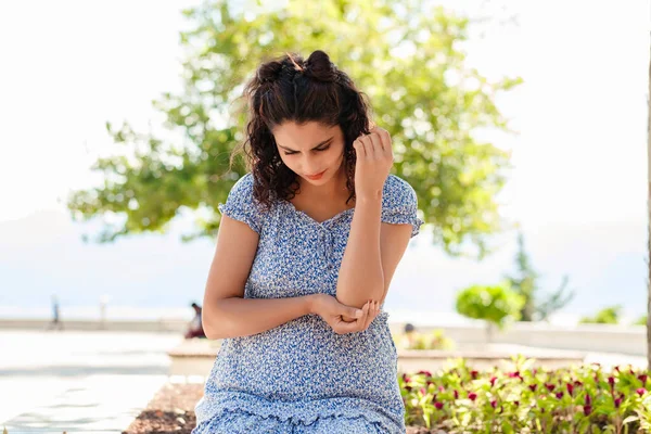Young Brunette Woman Wearing Summer Dress City Park Outdoors Suffering — Photo