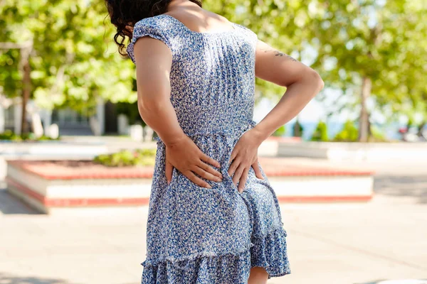 Mulher Caucasiana Jovem Vestindo Vestido Verão Floral Azul Parque Cidade — Fotografia de Stock