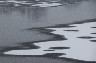 Erimiş bölgelerden ilginç ve gizemli soyutlamalar 