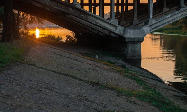 Pôr Sol Junto Rio Atrás Ponte — Fotografia de Stock