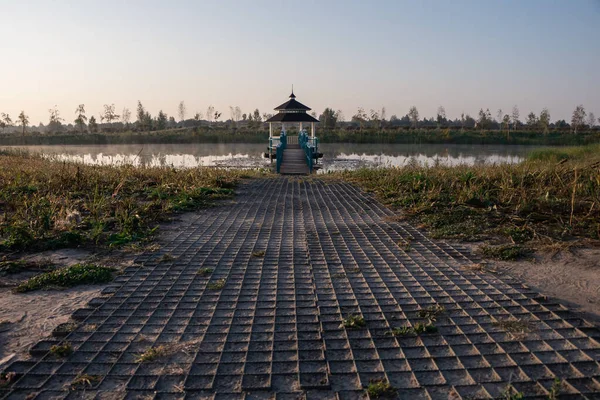 Göldeki çardağa giden bir yol var.