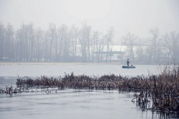 Туманный Пейзаж Реки Рыбаком Лодке — стоковое фото