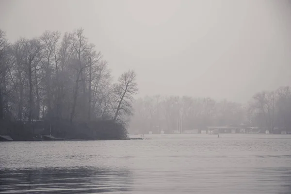 Туманный Пейзаж Реки — стоковое фото