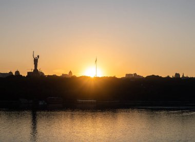 Anavatan Anıtı manzaralı gün batımında manzara. Kyiv, Ukrayna