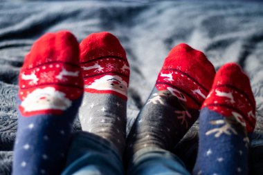 Ayağında parlak yeni yıl çorapları