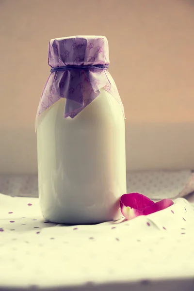 Small Bottle Organic Yogurt — 图库照片
