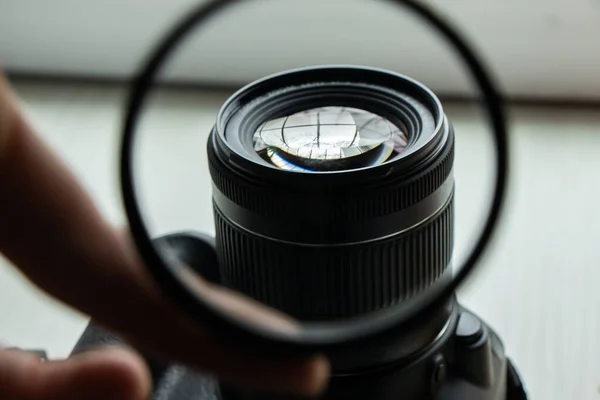 Kamera lensini koruyucu bir filtreden görüntüle