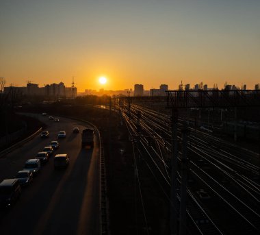Demiryolu ve karayolu üzerinde gün batımı. 