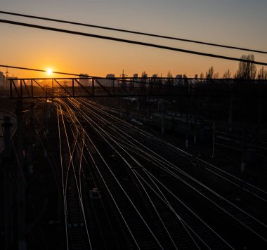 Demiryolu üzerinde gün batımı. Güneşe giden yol
