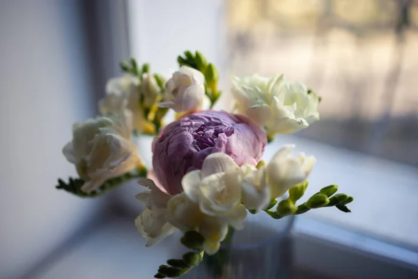 Şakayık ve frezya kompozisyonu