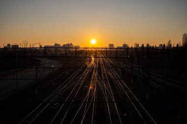 Demiryolu üzerinde gün batımı. Güneşe giden yol
