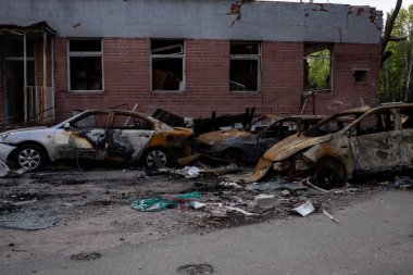 Savaş sırasında Ukrayna 'nın Chernihiv kentindeki hava saldırısı sonucu arabalar yandı. Ukrayna 'nın yanında dur
