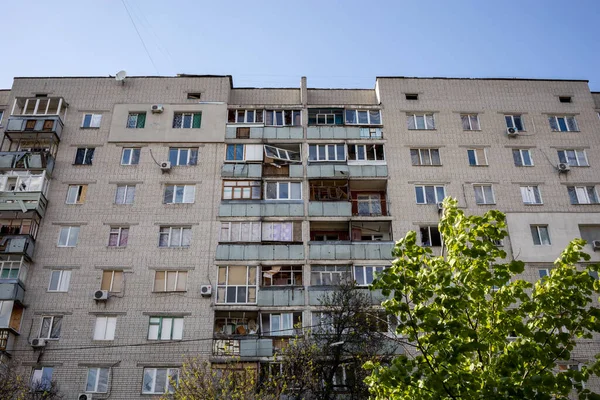 Chernihiv 'deki binanın pencereleri savaş sırasında bir hava saldırısıyla hasar gördü. Ukrayna 'nın yanında dur