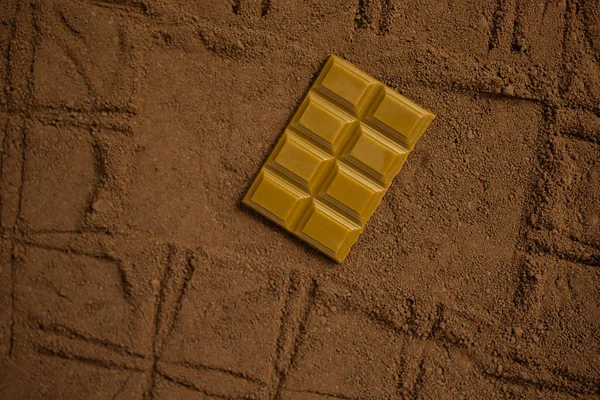 Stück Schokoriegel Auf Einem Hintergrund Mit Kakaotextur — Stockfoto