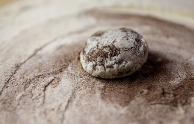 Un ve kakao tozunun üzerinde çikolatalı kurabiye.