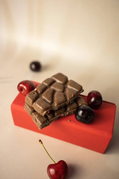 Kirazlı sütlü çikolata parçaları.