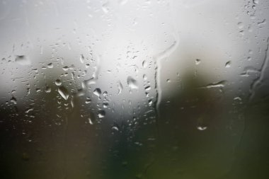 Yağmur damlaları tren penceresinde