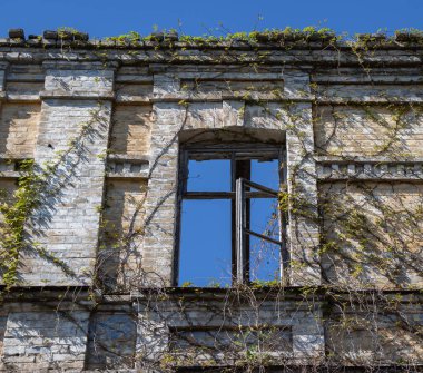 Abandoned wall og a buuilding with a window in it