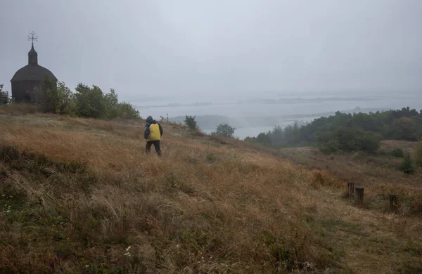 Dinyeper nehrinin üzerindeki sonbahar manzarası